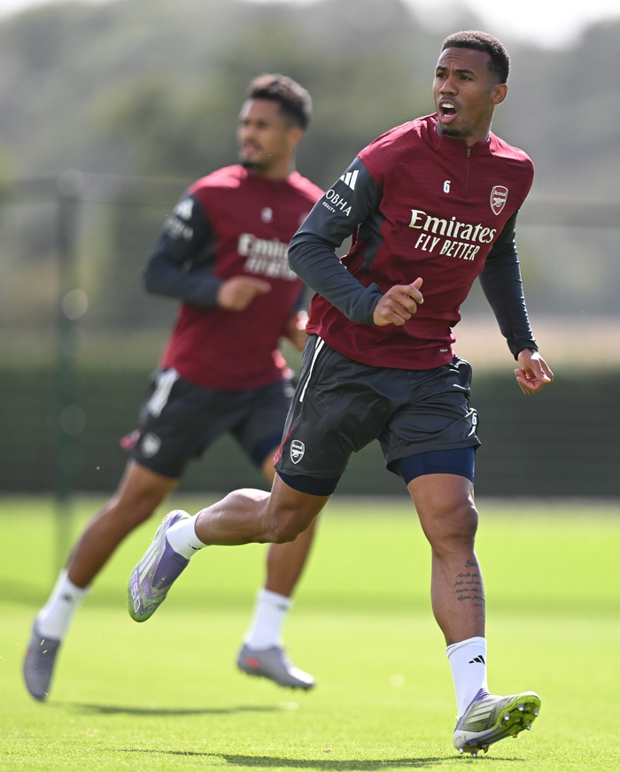 关于阿森纳发布备战花絮，今夜伤情更新，英超任务艰巨，医务组通报恢复的信息