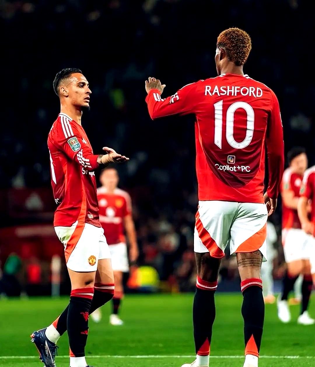 曼联训练开放日，关键时刻更衣室发声引欢呼，荷甲在即，训练强度明显提升的简单介绍